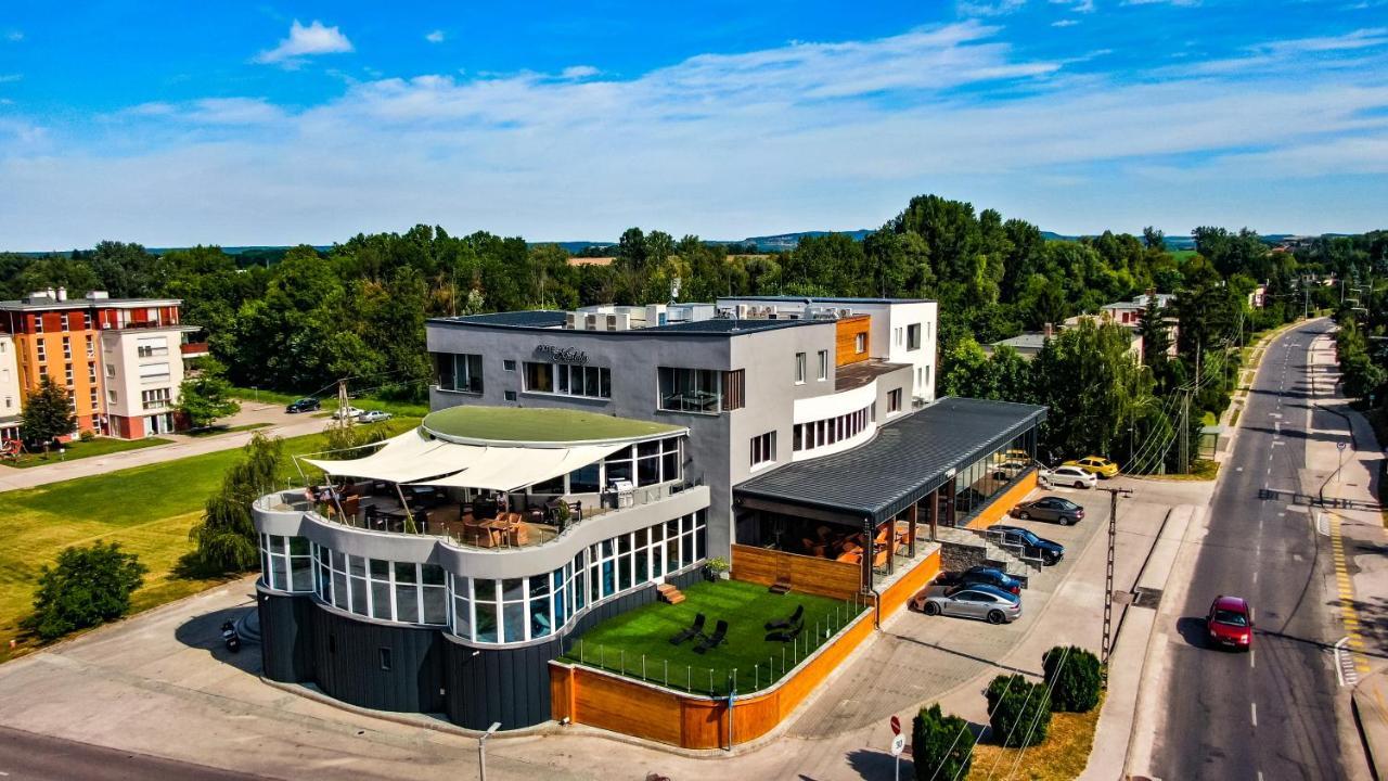Hotel Kristaly Konferencia & Wellness Ajka Exterior photo